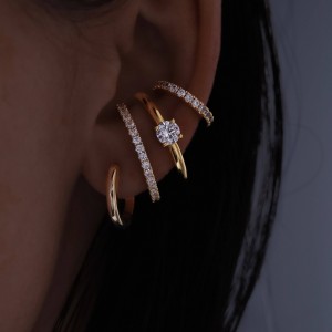 BILLION AVENUE SOLITAIRE HUG EARSTUD GOLD