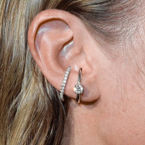 BILLION AVENUE SOLITAIRE HUG EARSTUD SILVER BILLION AVENUE SOLITAIRE HUG EARSTUD SILVER