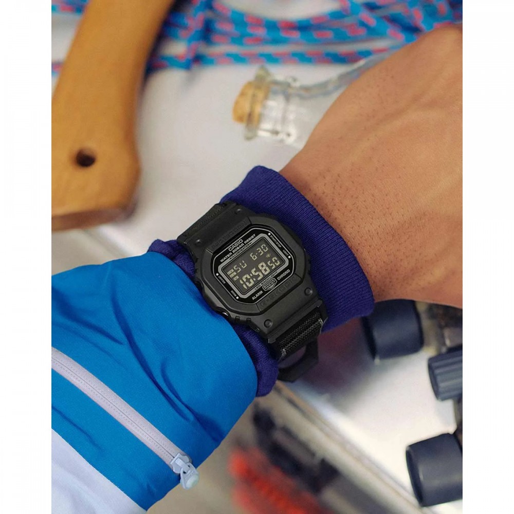 CASIO G-Shock Ανδρικό Ρολόι Μαύρο  Υφασμάτινο λουράκι DW-5600MNC-1ER