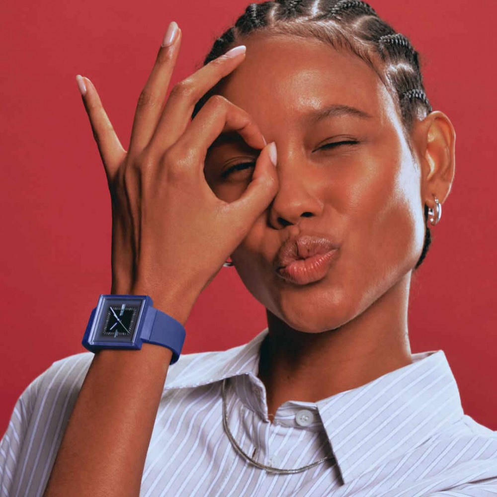 SWATCH SQUARELY BLACKLIGHT Ρολόι Unisex Μπλε Βιολογικής Προέλευσης λουράκι SO34N700